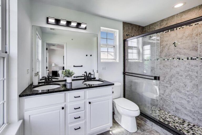 3061 Coral Lane Glenview IL Bathroom and Shower