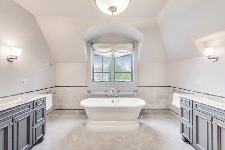 724 Becker Road Listed by Top Glenview Realtor Vittoria Logli primary bath